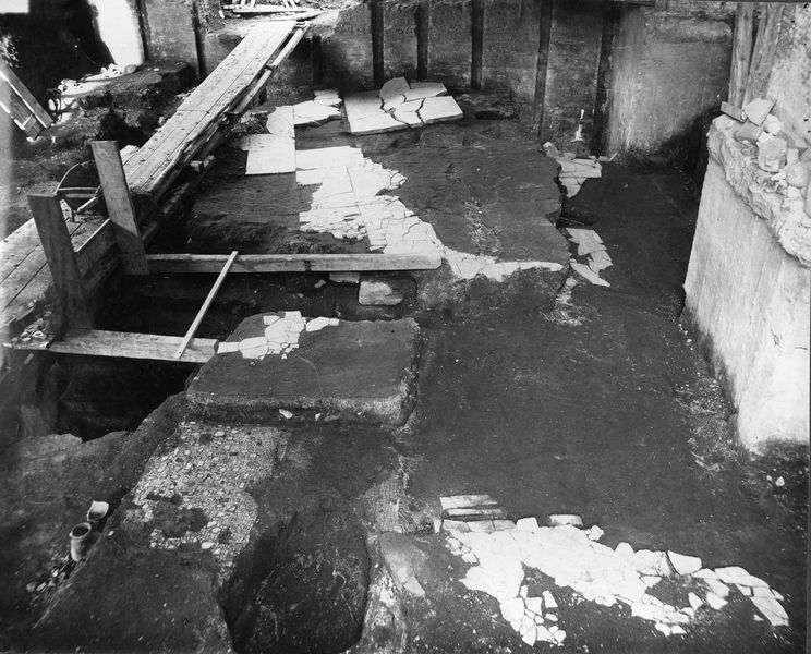 001828 - scavo archeologico - Casa dei Grifi, piano superiore, veduta dello scavo nel novembre del 1912 con la scoperta delle lastre di marmo (immettio secondo il Bartoli, bigio greco secondo il Boni), situate in corrispondenza dei vani C e B.
Rif. bibliografici: Morricone "I mosaici antichi in Italia, Regio X- Palatium" 1967

Neg. serie C nÂ°534