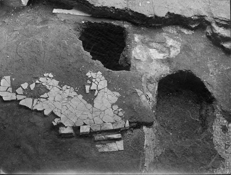 001829 - scavo archeologico - Casa dei Grifi, piano superiore, veduta dello scavo nel novembre del 1912 con la scoperta delle lastre di marmo (immettio secondo il Bartoli, bigio greco secondo il Boni), situate in corrispondenza del vano B. 
Rif. bibliografici: Morricone "I mosaici antichi in Italia, Regio X- Palatium" 1967

Neg. serie E nÂ°2085