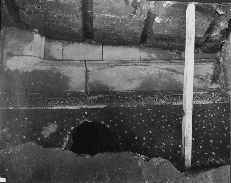 001830 - scavo archeologico - Casa dei Grifi, piano superiore, veduta dello scavo nel novembre del 1912 con la scoperta delle lastre di marmo (immettio secondo il Bartoli, bigio greco secondo il Boni) che circondavano l'impluvium, situate in corrispondenza del vano C. 
Rif. bibliografici: Morricone "I mosaici antichi in Italia, Regio X- Palatium" 1967

Neg. serie C nÂ°535