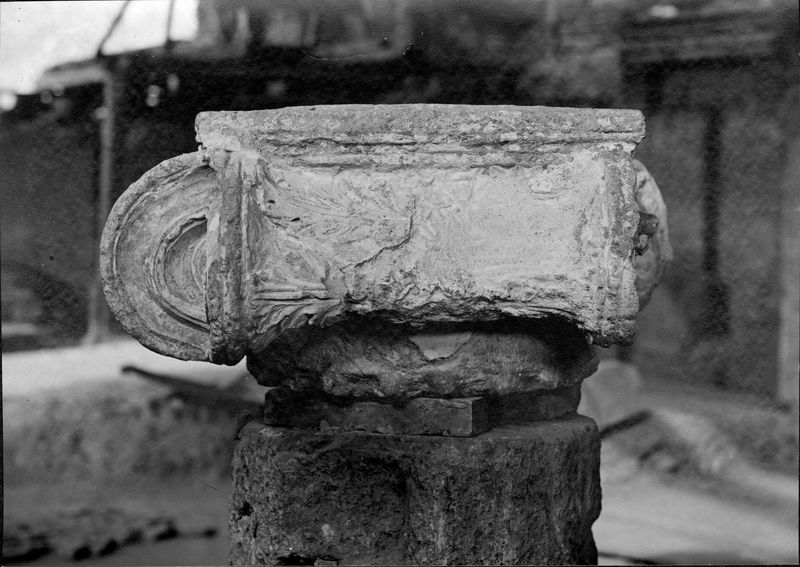 001838 - reperto - Casa dei Grifi, capitello ionico di colonna normale con collarino, decorato con volute, in pessime condizioni di conservazione. Ritrovato durante gli scavi nella Casa dei Grifi. Visione del retro

Senza negativo