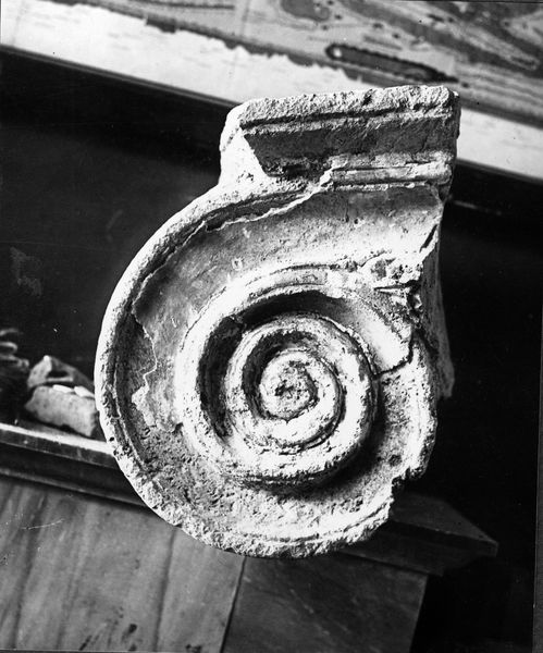 001842 - reperto - Casa dei Grifi, frammento di voluta di capitello ionico di colonna itrovato durante gli scavi nella Casa dei Grifi. Visione frontale

Neg. serie F nÂ° 1977