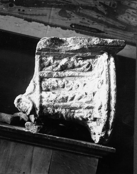 001840 - reperto - Casa dei Grifi, frammento di capitello ionico di colonna ritrovato durante gli scavi nella Casa dei Grifi. Visione laterale

Neg. serie F nÂ°1978