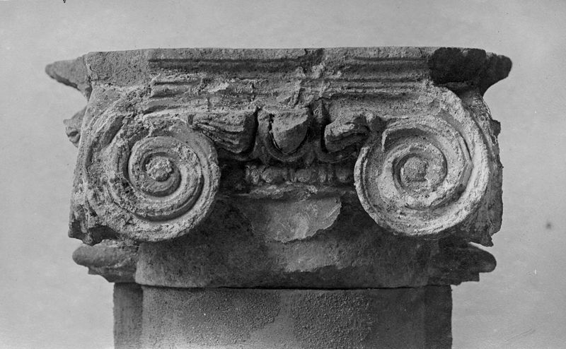 001850 - reperto - Casa dei Grifi,  capitello ionico di colonna ritrovato durante gli scavi nella Casa dei Grifi. Visione frontale 

Neg. serie F nÂ°1645-1646