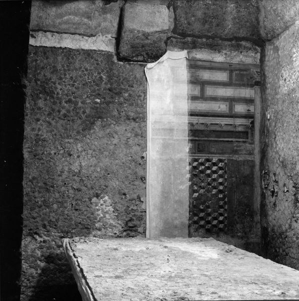 001810 - restauro - Casa dei Grifi, piano inferiore, vano D, parete di fondo : particolare del distacco della pittura parietale in secondo stile pompeiano ( fase I A di Beyen), durante i lavori di restauro. 
Riferimento bibliografico: Rizzo, Le pitture della casa dei Grifi 1936

Neg. serie 6x6 nÂ° 19804 (I.C.R. R1413)