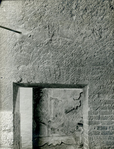 002789 - monumento - Casa di Livia, tablino (vano B): particolare della struttura muraria in opera reticolata del passaggio del tablino all'ala sinistra, con cubilia in tufo di Grotta Oscura (circa 5/6 cm di lato).

Neg. serie E nÂ° 2046