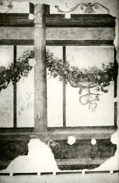 002657 - monumento - Casa di Livia, ala destra o sala del Monocromo (vano C): particolare del quarto pannello della parete nord- est con festoni di frutta e fiori. Secondo stile pompeiano (fase finale- II B di Beyen), dopo il restauro della parete. 
Bibliografia : Rizzo "Le pitture della casa di Livia" 1936

Neg. serie Gabinetto Fotografico Nazionale E nÂ° 47961