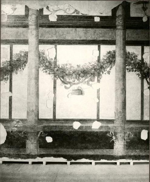 002658 - monumento - Casa di Livia, ala destra o sala del Monocromo (vano C): particolare del secondo pannello della parete nord- est con festoni di frutta e fiori. Secondo stile pompeiano (fase finale- II B di Beyen), dopo il restauro della parete. 
Bibliografia : Rizzo "Le pitture della casa di Livia" 1936

Neg. serie Gabinetto Fotografico Nazionale E nÂ° 47962