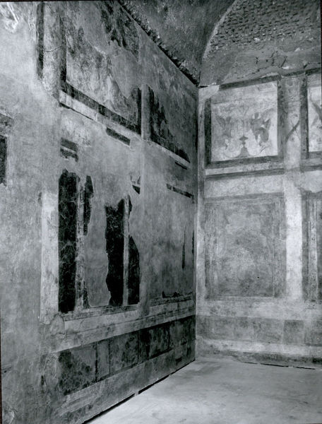 002674 - monumento - Casa di Livia, ala sinistra o Sala dei Fregi Alati: particolare della pittura parietale in secondo stile pompeiano (fase finale- II B del Beyen), che decora l'angolo est della sala, dopo i lavori di distacco e restauro.Bibliografia: Rizzo " Le pitture della Casa di Livia" 1936

Neg. serie Istituto Centrale del Restauro nÂ°6878