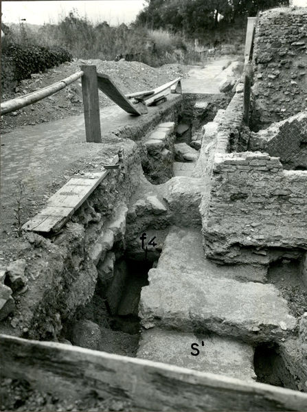 002762 - scavo archeologico - Casa di Livia, peristilio: angolo sud, trincea V, saggi 1951.

Neg. serie E nÂ°31938
