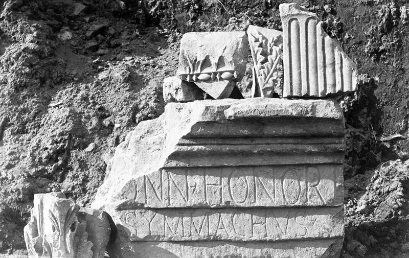 011379 - reperto - Al momento si conserva la parte di iscrizione contenente il nome di Aurelius Symmachus. Contenuto iscrizione intera: PRO FELICITATE DD[ DOMINORUM DUORUM] NN [NOSTRUM] HONORI [ET THEODOSI ] AUR(ELIUS) SYMMACHUS [V (IR) C(LARISSIMUS) PRAEF (ECTUS) URBI].

Bibliografia di riferimento: CIL VI, 36962 (1) cfr. p. 4356 (2).

Neg. serie 9x12 nÂ° 410