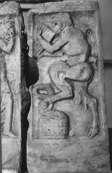 C000541 - reperto - Colosseo, settore nord, primo ordine, parte inferiore di capitello composito a foglie lisce; neg. serie L, n. A 836