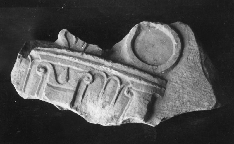 C000555 - reperto - Colosseo, settore nord, primo ordine, frammento architettonico; neg. serie L, n. A 848