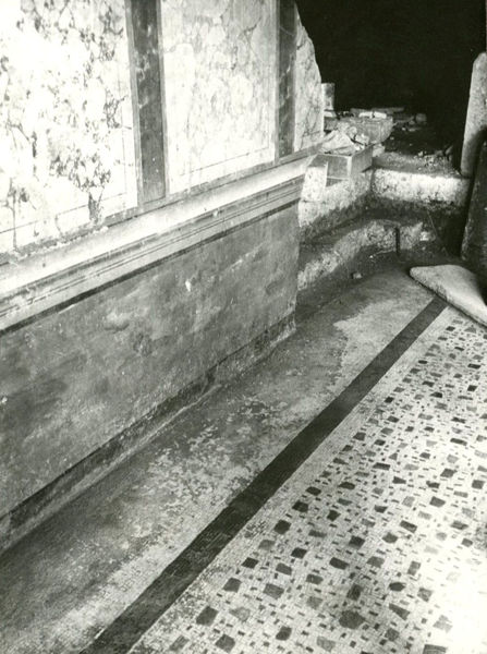 002697 - monumento - Casa Repubblicana a fianco delle Scalae Caci (sud-ovest della Casa di Livia), ambiente I della pianta degli scavi del Carettoni del 1956: mosaico formato da un'ampia balza marginale di tessere bianche disposte "a canestro"  che circonda una cornice di tessere nere. La cornice Ã¨ accompagnata da due filari di tessere bianche all'interno e all'esterno. Il campo Ã¨ composto da tessere rettangolari colorate (nere, rosse, gialle, verdi) di varia grandezza. Si propone una datazione di etÃ  sillana.

Bibliografia di riferimento: Morricone, M.L. "Mosaici antichi in Italia-Regio X Palatium" 1967 pag. 40 e ss. 
Carettoni, G.F. in RendPontAcc. XXIX, 1956-1957 pp. 58-59

Senza negativo