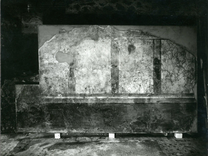 002693 - reperto - Casa Repubblicana a fianco delle Scalae Caci (sud-ovest della Casa di Livia), ambiente I, parete occidentale, della pianta degli scavi del Carettoni del 1956. 
Rivestimento parietale  in secondo stile pompeiano (fase I A del Beyen).

Bibliografia di riferimento: Morricone, M.L. "Mosaici antichi in Italia-Regio X Palatium" 1967 pag. 40 e ss. 
Carettoni, G.F. in RendPontAcc. XXIX, 1956-1957 pp. 53-54

Neg. serie F nÂ°2410