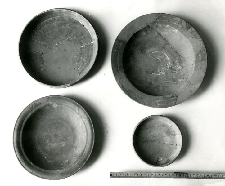 002704 - reperto - Casa Repubblicana a fianco delle Scalae Caci (sud-ovest della Casa di Livia), deposito di vasellame sopra la volta del "camerone" sostruttivo (angolo S/E), durante gli scavi del Carettoni del 1956.  Ceramica varia: piatto, scodelle e piccola patera.

Bibliografia: Carettoni, G.F. in NsC 1967 pag.303

Neg. serie F nÂ°2400