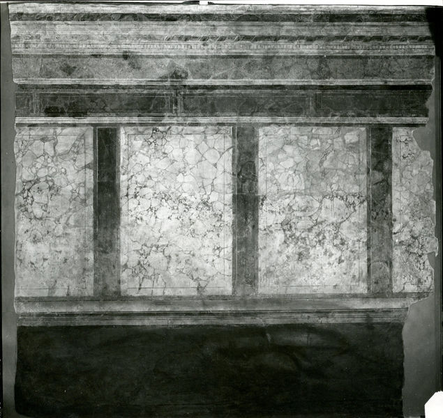 002694 - reperto - Casa Repubblicana a fianco delle Scalae Caci (sud-ovest della Casa di Livia), ambiente I della pianta degli scavi del Carettoni del 1956. 
Rivestimento parietale restaurato e ricollocato in situ su pannello, in secondo stile pompeiano (fase I A del Beyen).

Bibliografia di riferimento: Morricone, M.L. "Mosaici antichi in Italia-Regio X Palatium" 1967 pag. 40 e ss. 
Carettoni, G.F. in RendPontAcc. XXIX, 1956-1957 pp. 53-54

Neg. serie F nÂ° 2353