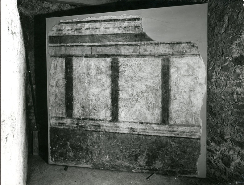 002695 - reperto - Casa Repubblicana a fianco delle Scalae Caci (sud-ovest della Casa di Livia), ambiente IiI della pianta degli scavi del Carettoni del 1956. 
Rivestimento parietale distaccato dalla parete e ricollocato in situ su pannello, in secondo stile pompeiano (fase I A del Beyen).

Bibliografia di riferimento: Morricone, M.L. "Mosaici antichi in Italia-Regio X Palatium" 1967 pag. 40 e ss. 
Carettoni, G.F. in RendPontAcc. XXIX, 1956-1957 pp. 53-54

Neg.serie F nÂ° 2411