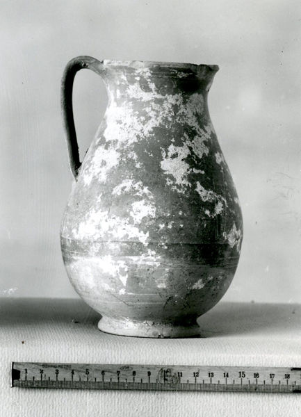 002701 - reperto - Casa Repubblicana a fianco delle Scalae Caci (sud-ovest della Casa di Livia), ambiente I, colmatura (scarico superficiale di terra arenosa), durante gli scavi del Carettoni del 1956.  Olpe (altezza 18 cm) ricoperta di vernice diluita brunastra. 

Bibliografia:Carettoni, G.F. in NsC 1967 pag.305

Neg. serie F nÂ°2408