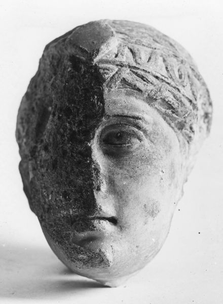 C000621 - reperto - Colosseo, settore occidentale, primo ordine: a partire da sinistra, tre fusti di colonna scanalata, un sarcofago strigilato e un frammento di cornice; neg. serie I116