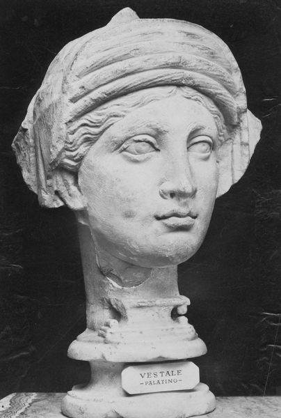 C000623 - reperto - Colosseo, settore occidentale, primo ordine: a destra un fusto di colonna, in fondo a sinistra un capitello composito; neg. serie I116