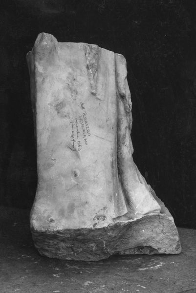C000631 - monumento - Colosseo, versante nord della cavea: in alto il muro di fondo della summa cavea, in primo piano al centro particolare del terzo settore della gradinata, in basso a sinistra veduta di un tratto del IV corridoio anulare del secondo ordine; neg. serie I 118