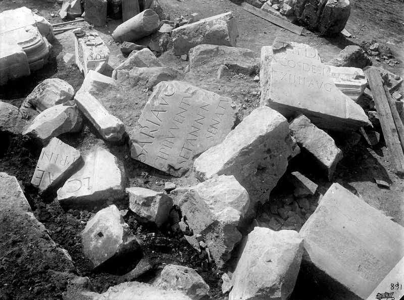 011355 - scavo archeologico - Epigrafe onoraria su architrave risalente al 12 d.C. dedicata a Lucio Cesare. Fu scoperta nel 1899 nell'angolo meridionale della Basilica Emilia. Riferimenti bibliografici: CIL IV, 36908 (p. 4352)= AE 1899, 153

Neg. serie E nÂ°168