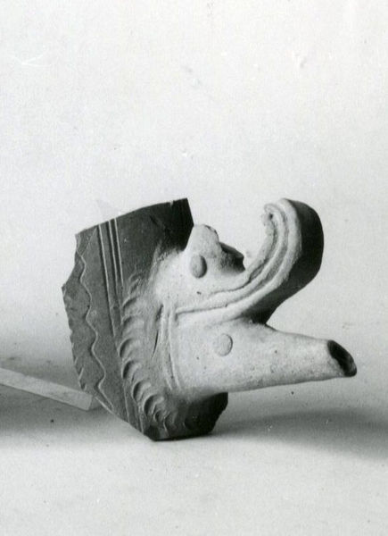 002716 - reperto - Casa Repubblicana a fianco delle Scalae Caci (sud-ovest della Casa di Livia), cloaca di etÃ  imperiale nella parete sud dell'ambiente I, durante gli scavi del Carettoni del 1956.  Frammento di parete di vasetto o bicchiere (?) a pareti sottili, decorato con rostro di nave sporgente.
Bibliografia: Carettoni, G.F. in NsC 1967 pag.309 e 315

Neg. serie 6x6 nÂ°1250