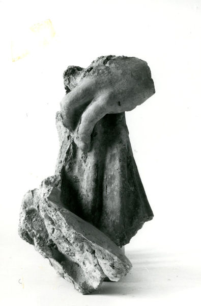 002718 - reperto - Casa Repubblicana a fianco delle Scalae Caci (sud-ovest della Casa di Livia), nel muro di fondazione in opus caementicium M che copriva la parete occidentale del IV ambiente della casa repubblicana e del terreno di scarico addossato a detta parete (recupero di numerose terracotte), durante gli scavi del Carettoni del 1956.  
Mano sinistra a tutto tondo (lunghezza cm 22) di figura muliebre, sostenente un panneggio che scende a coprire parzialmente una brocca (?). Forse Afrodite (?). La mano reca tracce color rosso-giallastro, il panneggio Ã¨ colorato rosso vinaceo. Argilla rossastra, ben cotta. 
Bibliografia: Carettoni, G.F. in NsC 1967 pag.315

Neg. serie 6x6 nÂ°1262