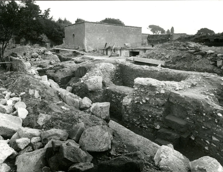 002770 - scavo archeologico - Area del tempio della Magna Mater, area a nord-ovest della casa repubblicana a fianco delle Scalae Caci e Casa di Livia: saggi gennaio 1964. Neg. serie F nÂ°2422

Bibliografia: Carettoni, G.F. NsC 1967 pp. 297 e ss.