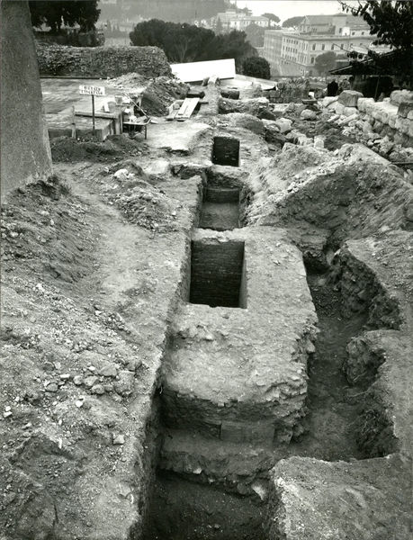 002771 - scavo archeologico - Area del tempio della Magna Mater, area a nord-ovest della casa repubblicana a fianco delle Scalae Caci e Casa di Livia: veduta della fondazione F 2 dal lato della casa di Livia. Gennaio 1964.
 Neg. serie 9x12 nÂ°610

Bibliografia: Carettoni, G.F. NsC 1967 pp. 297 e ss.