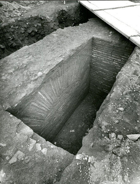 002772 - scavo archeologico - Area del tempio della Magna Mater, area a nord-ovest della casa repubblicana a fianco delle Scalae Caci e Casa di Livia: particolare di arco di scarico della fondazione F 2, la cui funzione non Ã¨ comprensibile allo stato attuale. E' foderata in laterizio solamente in corrispondenza dei vani interni, mentre la fronte esterna, rinvenuta in cattive condizioni di conservazione, ha soltanto le armille degli archi in laterizio. 
Neg. serie F nÂ°2426

Bibliografia: Carettoni, G.F. NsC 1967 pp. 297 e ss.