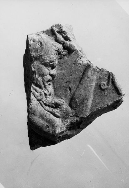 C000797 - reperto - Colosseo, ipogei, settore occidentale, veduta di una base attica, un fusto di colonna e capitello composito; neg. serie I256