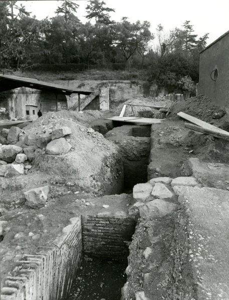 002774 - scavo archeologico - Area del tempio della Magna Mater, area a nord-ovest della casa repubblicana a fianco delle Scalae Caci e Casa di Livia: veduta delle fosse e degli archi di scarico. Gennaio 1964
 Neg. serie F nÂ°2425

Bibliografia: Carettoni, G.F. NsC 1967 pp. 297 e ss.