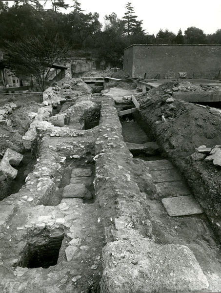 002775 - scavo archeologico - Area del tempio della Magna Mater, area a nord-ovest della casa repubblicana a fianco delle Scalae Caci e Casa di Livia: resti di un manufatto in opera quadrata. Neg. serie F nÂ°2423

Bibliografia: Carettoni, G.F. NsC 1967 pp. 297 e ss.