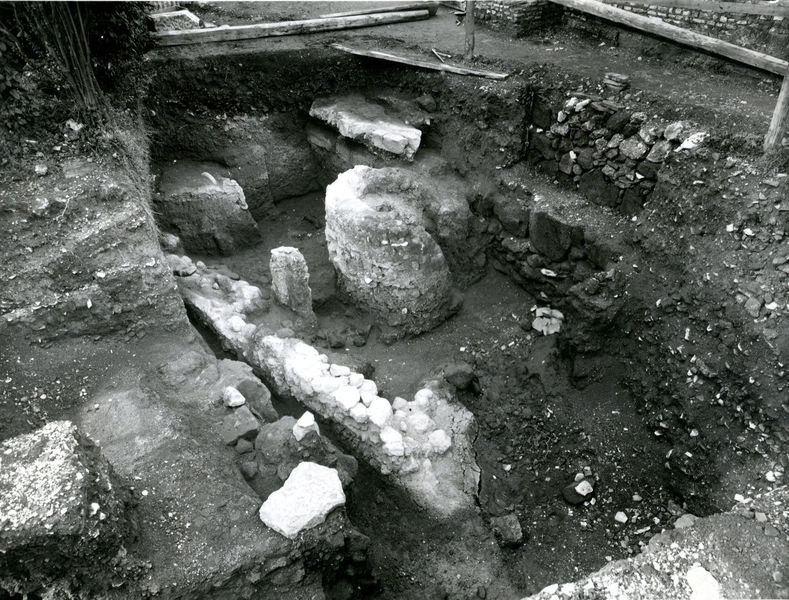002776 - scavo archeologico - Area del tempio della Magna Mater, area a nord-ovest della casa repubblicana a fianco delle Scalae Caci e Casa di Livia: resti di abitazione paleo-repubblicana. Neg. serie Gabinetto Fotografico Nazionale nÂ° E 32252