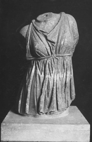 C000669 - monumento - Colosseo, ipogei, settore orientale: elemento cilindrico in bronzo inserito entro l'incasso circolare di un blocco di travertino. Nel foro era inserito il palo ligneo di un argano; neg. serie I123