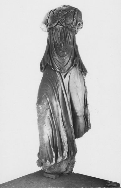 C000671 - monumento - Colosseo, ipogei, settore orientale: elemento cilindrico in bronzo inserito entro l'incasso circolare di un blocco di travertino. Nel foro era inserito il palo ligneo di un argano; neg. serie I123
