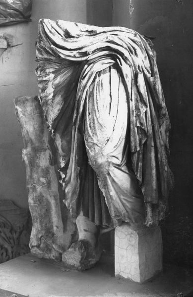 C000673 - monumento - Colosseo, ipogei, settore orientale: elemento cilindrico in bronzo inserito entro l'incasso circolare di un blocco di travertino. Nel foro era inserito il palo ligneo di un argano; neg. serie I123