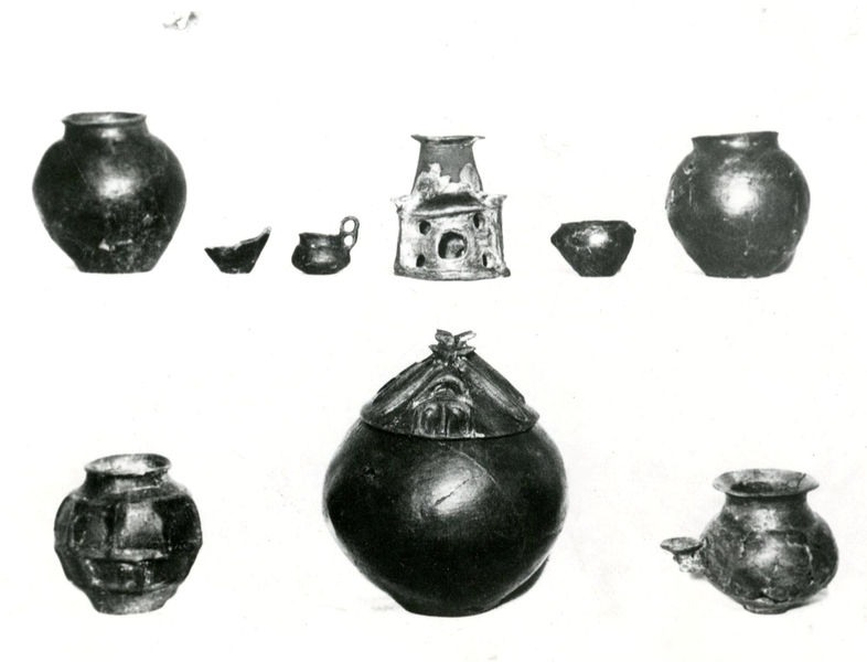 002754 - reperto - Casa di Livia, tomba arcaica ad incinerazione, scoperta nel marzo del 1954 da Carettoni. La suppellettile Ã¨ formata da: olletta con decorazione cordonata a rete, due ollette ovoidali lisce, olletta sferica con presa orizzontale, coppetta tronco-conica, simpulo con ansa verticale bifora, vasetto conico con appendice forata e in ultimo, calefattorio a base rotonda traforata. Riferimenti bibliografici: Carettoni, G.F, in NsC 1957 p. 87

Neg. serie 9x12 nÂ°416