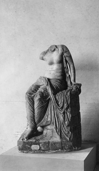 C000675 - monumento - Colosseo, ipogei, settore orientale: elemento cilindrico in bronzo inserito entro l'incasso circolare di un blocco di travertino. Nel foro era inserito il palo ligneo di un argano; neg. serie I123