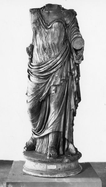 C000672 - monumento - Colosseo, ipogei, settore orientale: blocco di travertino con incasso quadrangolare. Sul fondo Ã¨ visibile l'incasso circolare privo dell'elemento cilindrico in bronzo nel quale era posto il palo ligneo di un argano; neg. serie I123