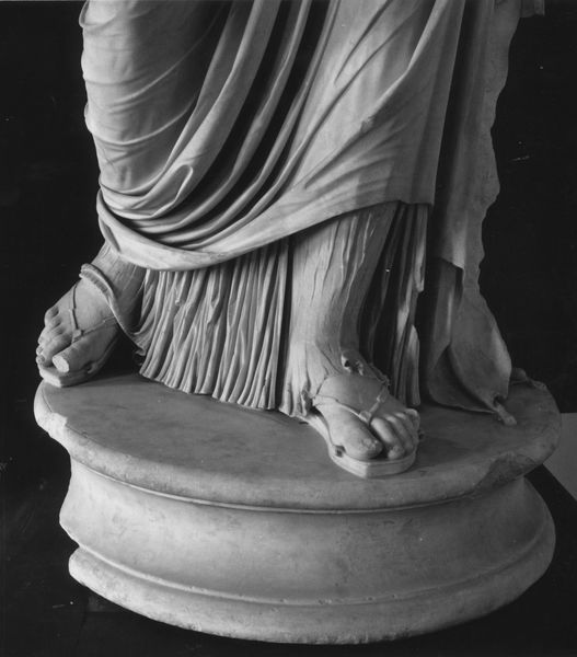 C000681 - monumento - Colosseo, veduta dal basso del versante nord-orientale della cavea. Al centro il tratto dell'ima cavea ricostruito nel 1933; neg. serie I124