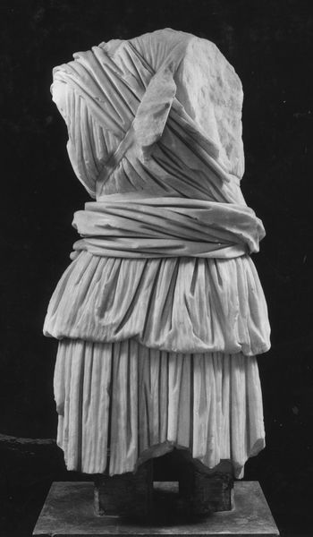 C000684 - monumento - Colosseo, ipogei, settore orientale: elemento cilindrico in bronzo inserito entro l'incasso circolare di un blocco di travertino. Nel foro era inserito il palo ligneo di un argano; neg. serie I125