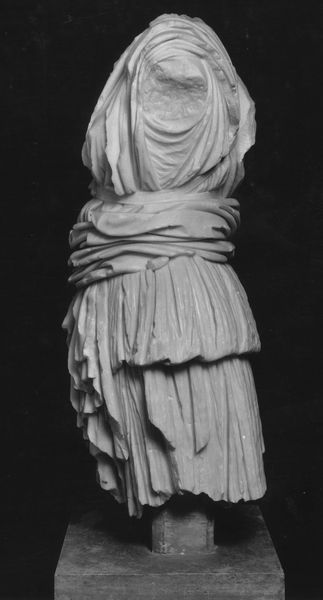 C000685 - monumento - Colosseo, ipogei, settore orientale: elemento cilindrico in bronzo inserito entro l'incasso circolare di un blocco di travertino. Nel foro era inserito il palo ligneo di un argano; neg. serie I125