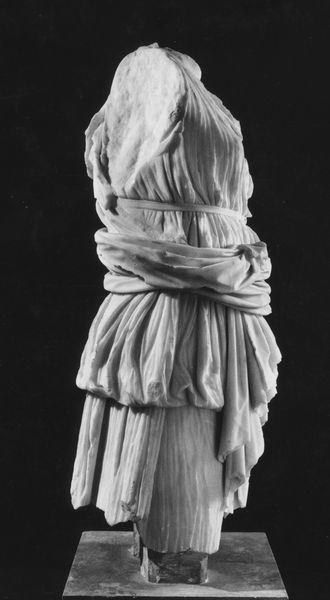 C000686 - monumento - Colosseo, ipogei, settore orientale: elemento cilindrico in bronzo inserito entro l'incasso circolare di un blocco di travertino. Nel foro era inserito il palo ligneo di un argano; neg. serie I125