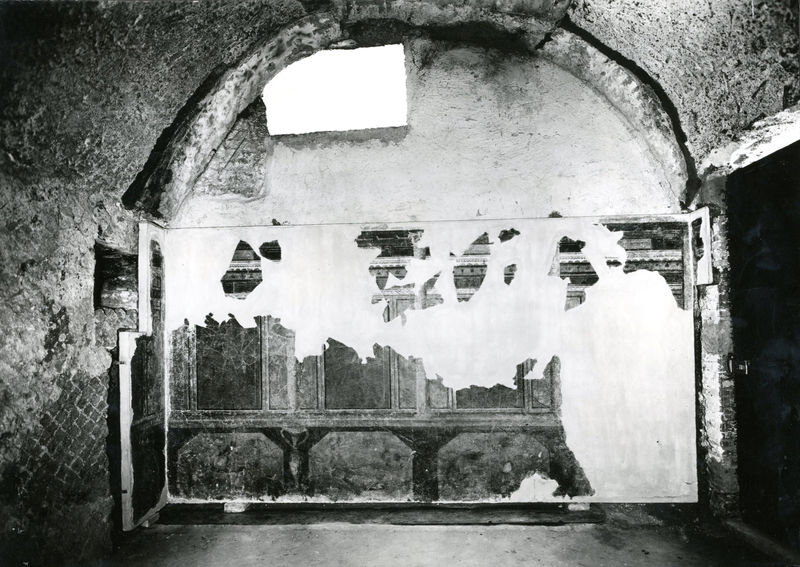 002736 - reperto - Casa di Livia, cubiculum a (denominato 8 sulla pianta degli scavi di Carettoni): scoperto durante gli scavi del 1953/54 di Carettoni, conserva un paramento, restaurato e posto su un pannello, in primo stile pompeiano. Bibliografia di riferimento: Carettoni, G.F. in NsC 1957 pp. 111 e ss. / Boll. Arte 1955 pp. 210 e ss. 

Neg. serie Gabinetto Fotografico Nazionale nÂ° C 11394