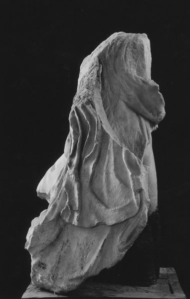 C000691 - monumento - Colosseo, ipogei, settore orientale: elemento cilindrico in bronzo inserito entro l'incasso circolare di un blocco di travertino. Nel foro era inserito il palo ligneo di un argano; neg. serie I125