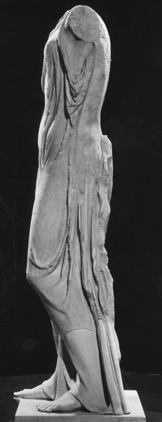C000698 - monumento - Colosseo, ipogei, settore orientale: incasso circolare in un blocco di travertino. Nel foro era inserito un elemento cilindrico in bronzo nel quale era posto il palo ligneo di un argano; neg. serie I126