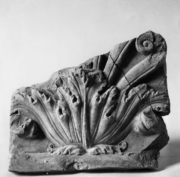 C000753 - monumento - Colosseo, settore settentrionale, primo ordine, documentazione degli atti vandalici (foto 14/09/1985); neg. serie I177