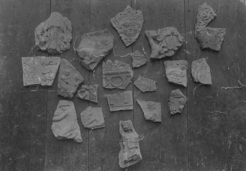 C000795 - reperto - Colosseo, ipogei, settore occidentale, veduta di una base attica, un fusto di colonna e capitello composito; neg. serie I256